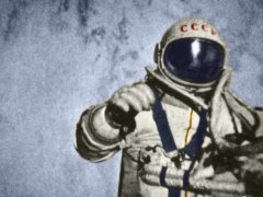 алексей Леонов в открытом космосе