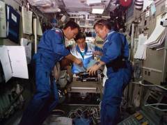 Космонавты на  орбитальной станции